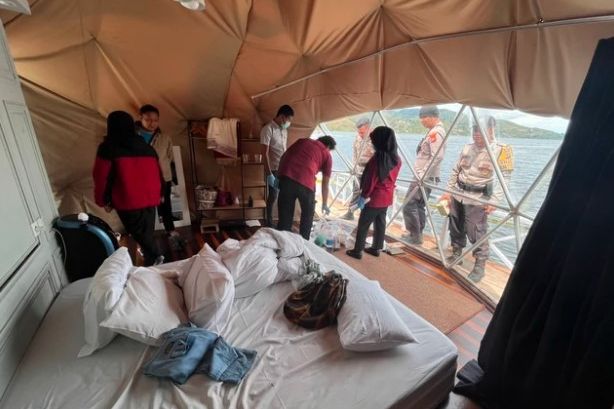 Polisi melakukan olah TKP di lokasi GK dan CDN menginap di Lakeside Alahan Panjang, Kec. Lembah Gumanti, Kab. Solok, Sumatera Barat. Dok: Polsek Lembah Gumanti