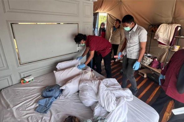 Polisi melakukan olah TKP di lokasi GK dan CDN menginap di Lakeside Alahan Panjang, Kec. Lembah Gumanti, Kab. Solok, Sumatera Barat. Dok: Polsek Lembah Gumanti