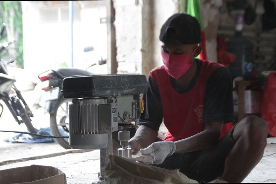 PELAJAR : Seorang pelajar SLTA ikut bekerja kerajinan simping untuk beli paket data sekolah daring di masa pandemi. Fotografer: Hozaini