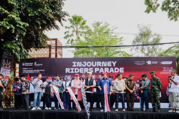 Parade MotoGP dilepas Gubernur Nusa Tenggara Barat Lalu Muhammad Iqbal beserta jajarannya dan Chairman Pertamina Grand Prix of Indonesia Troy Reza Warokka di Kota Mataram, Rabu, 1 Oktober 2025. Dok: Mandalika Grand Prix Association (MGPA)