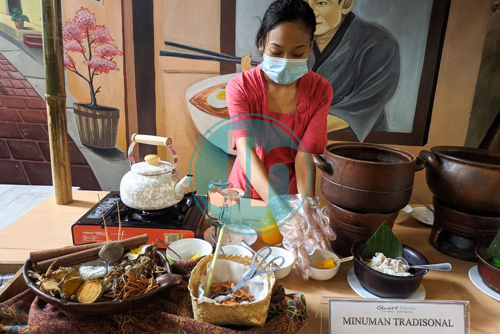 MINUMAN TRADISIONAL: Di ‘Nusantara Food Questival’ Quest Hotel Darmo Surabaya tidak hanya menyajikan menu masakan dari berbagai daerah. Tapi juga menyajikan minuman tradisional, Selasa 26 Januari 2021. Fotografer: Restu
