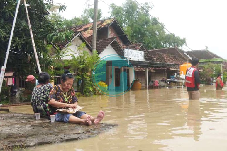 MAKAN: Meluapnya kali lamong yang terjadi pada Kamis 10 Februari 2022 dinihari, sekitar pukul 00.30 WIB, rumah warga di tiga desa ikut Kecamatan Dawarblandong, Kabupaten Mojokerto terendam banjir. Warga pun terpaksa harus mencari tempat untuk beristi