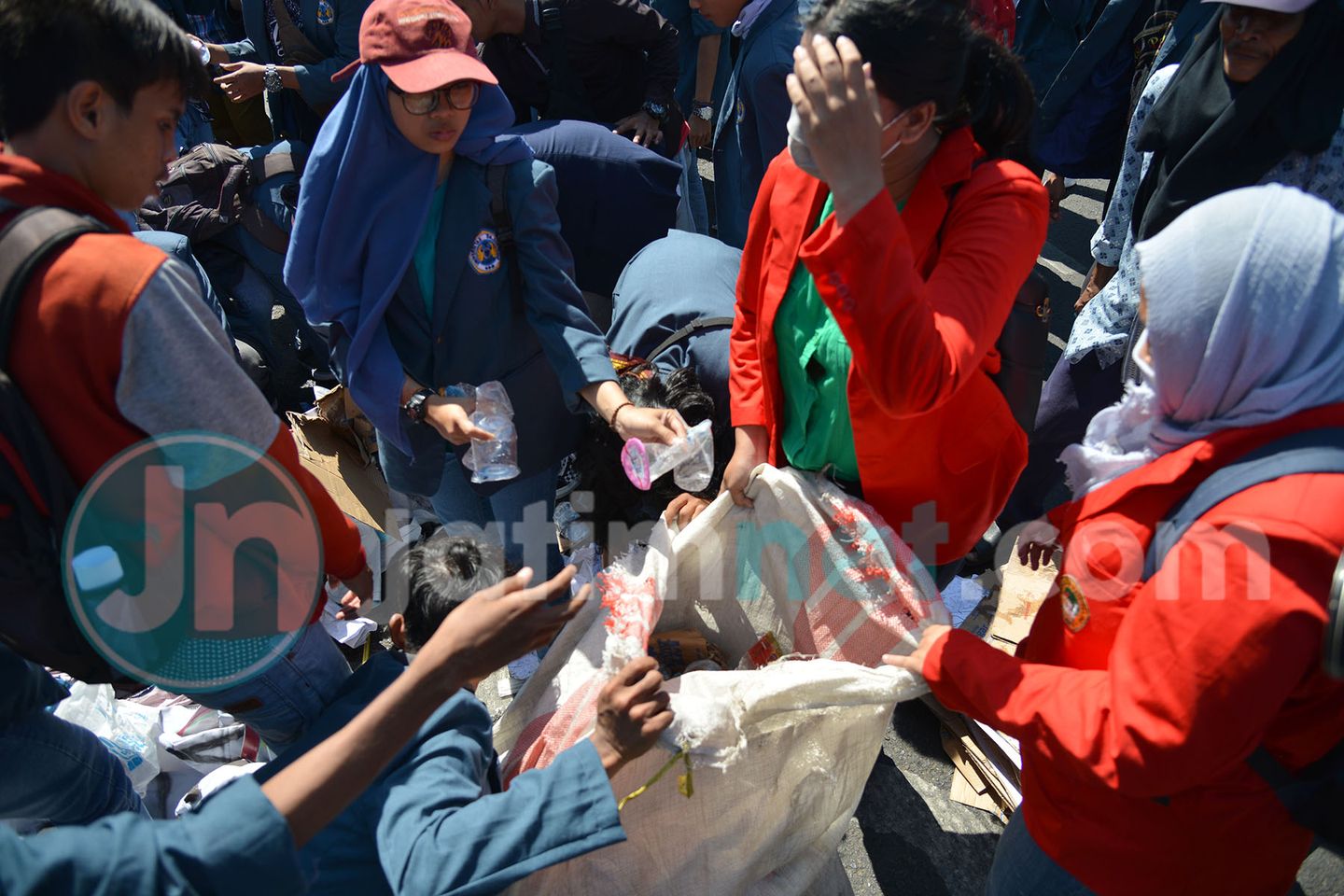 JATIMNET.COM, Surabaya - Sejumlah mahasiswa dari berbagai elemen memungut sampah, bekas dari air mineral maupun spanduk yang berada di depan Gedung DPRD Jawa Timur Jalan Indrapura. Rabu, 25 September 2019.