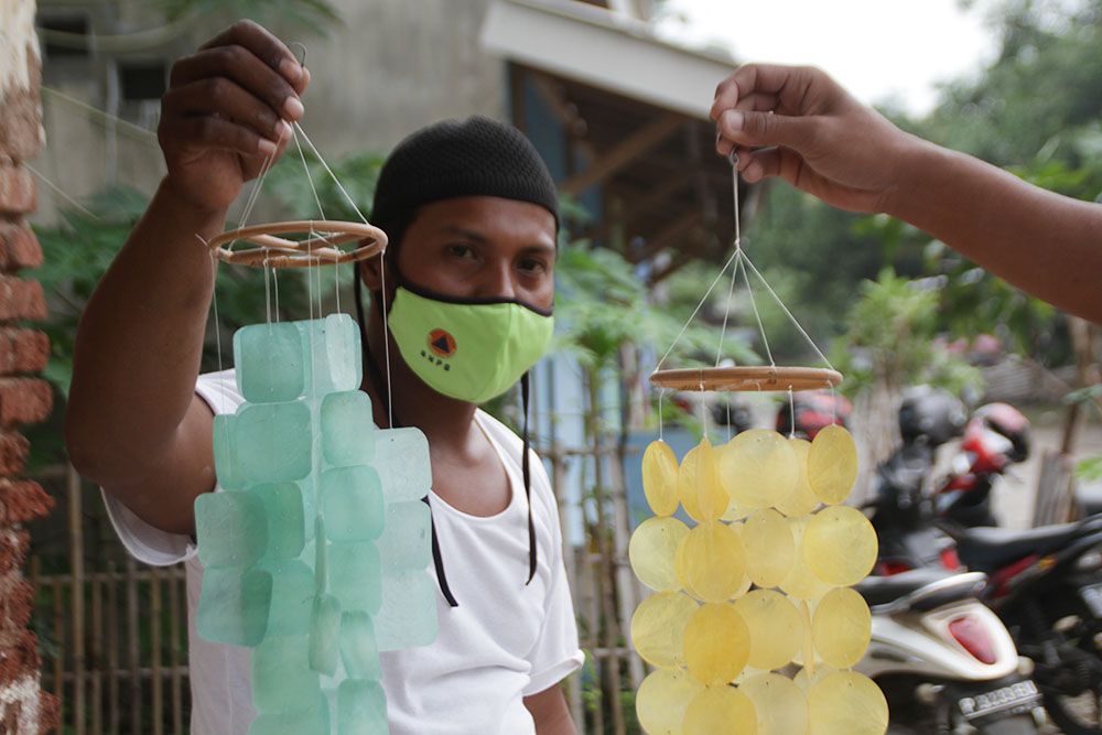 HASIL : Aliman, pemilik kerajinan asal Desa Sumberkolak, Kecamatan Panarukan, Situbondo, Jawa Timur, menunjukan hasil kerajinan simping setengah jadi. Hasil kerajinan dikirim ke sejumlah daerah di Indonesia. Fotografer: Hozaini