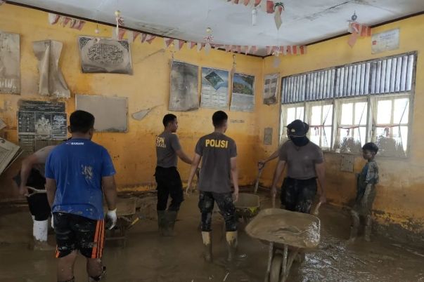 Personel Ditsamapta Polda Aceh bersama sejumlah guru melakukan pembersihan di SD Negeri 2 Rantau, Kecamatan Rantau, Kabupaten Aceh Tamiang, Senin, 5 Januari 2026. Foto: Divisi Humas Mabes Polri