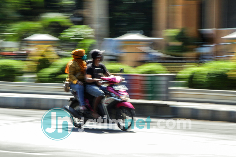 MENANTANG BAHAYA: Di tengah pandemi Covid-19, seorang pengendara motor hanya mengenakan masker tapi tidak mengenakan helm saat melintas di Jalan Kenanga Situbondo, Rabu, 29 April 2020. Fotografer: Hozaini.