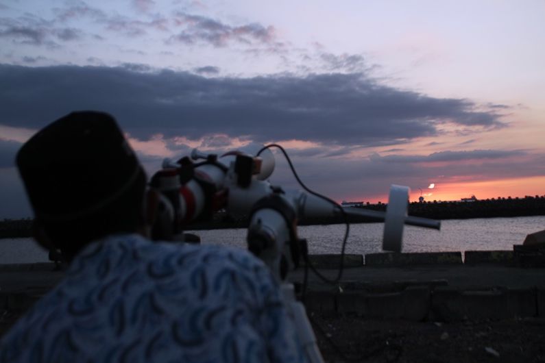 RUKYATUL HILAL. Rukyatul hilal untuk menentukan 1 Syawal 1442 Hijriah di Pelabuhan Perikanan Kalbut, Situbondo, Selasa, 11 Mei 2021. Foto: Hozaini