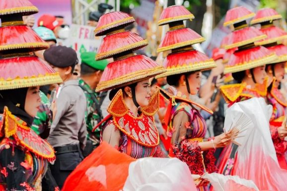 Salah satu tarian khas Nusa Tenggara Barat ditampilkan dalam panggung Riders Parade MotoGP Mandalika 2025, Rabu, 1 Oktober 2025. Dok: Mandalika Grand Prix Association (MGPA)