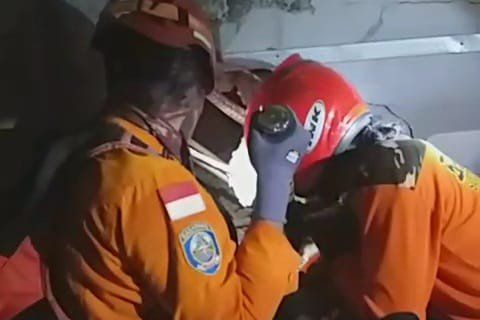 Tim SAR berusaha mengevakuasi korban bangunan Ponpes Al Khoziny, Buduran, Sidoarjo, yang ambruk, Senin sore, 29 September 2025. Dok: SAR Surabaya