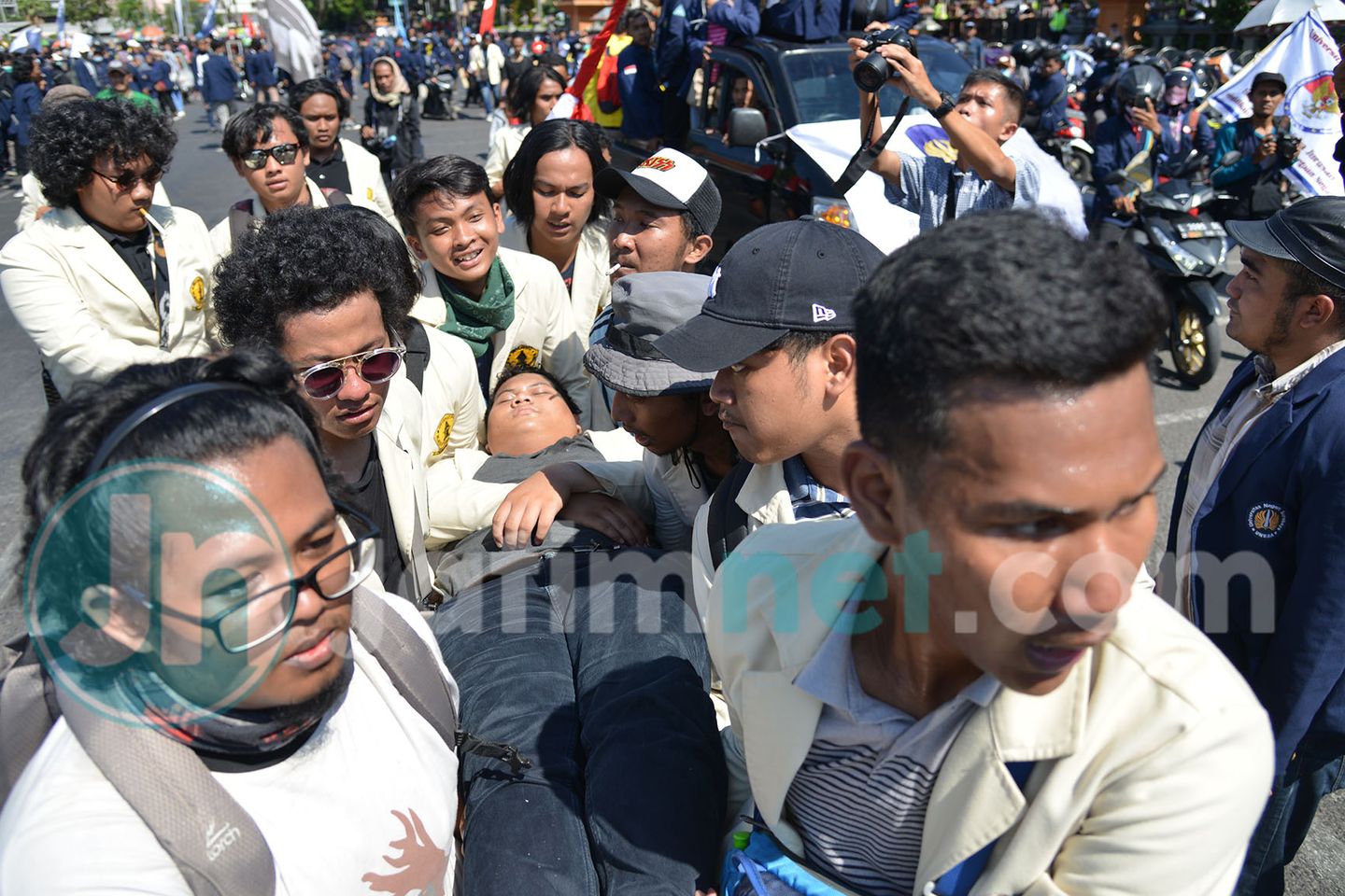 JATIMNET.COM, Surabaya - Salah satu mahasiswa dari Universitas Wijaya Kusuma Surabaya yang melakukan aksi jatuh pingsan