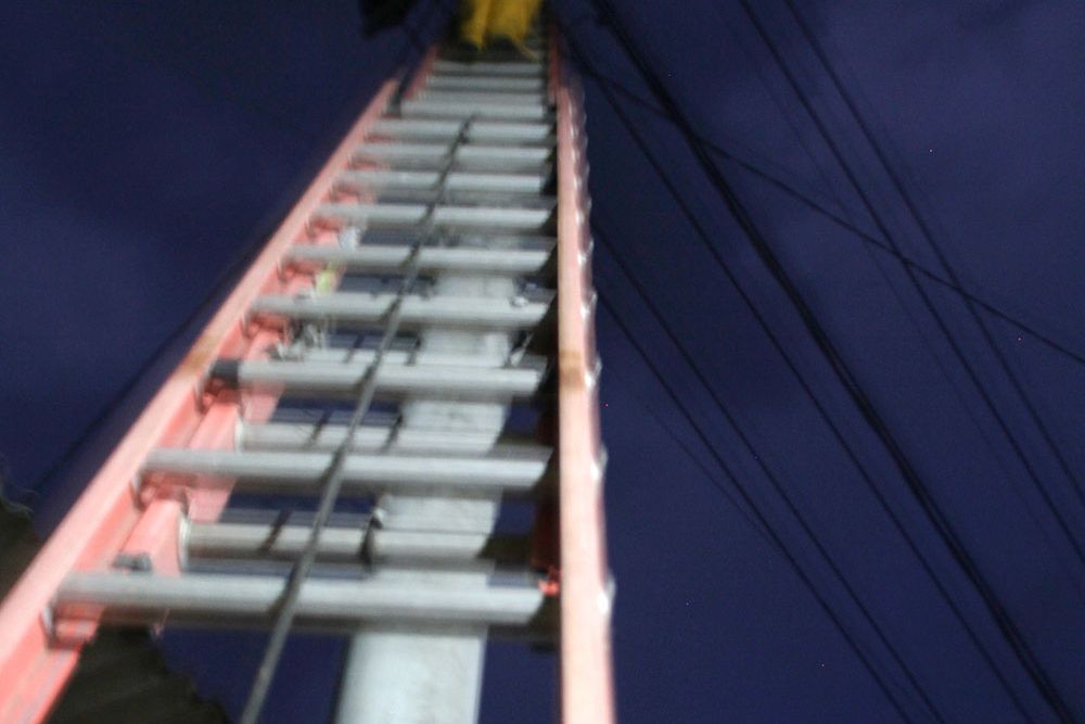 PEMBETULAN INTALASI: Petugas PLN sedang membetulkan jalur intalasi listrik di Desa Blimbing, Kecamatan Besuki, Situbondo. Karena sempat padam saat turun hujan, Minggu 28 Februari 2021.