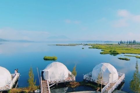 Penginapan di Danau Diatas, Nagari Alahan Panjang, Kec. Lembah Gumanti, Kab. Solok, Sumatera Barat. Foto: IG Lakeside Alahan Panjang