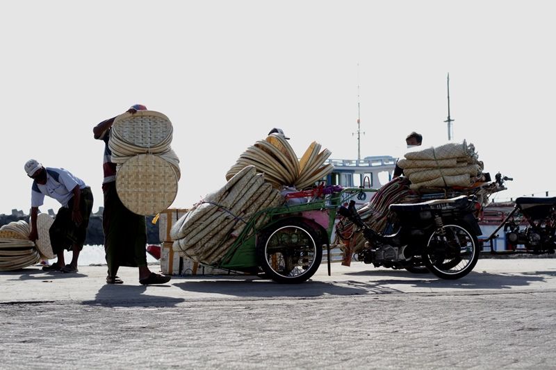 BARANG DAGANGAN. Warga Kepulauan Madura menaikkan hasil kerajinan berupa tampah ke atas becak di Pelabuhan Kalbut, Situbondo, untuk dijual, Sabtu, 12 Juni 2021. Foto: Hozaini