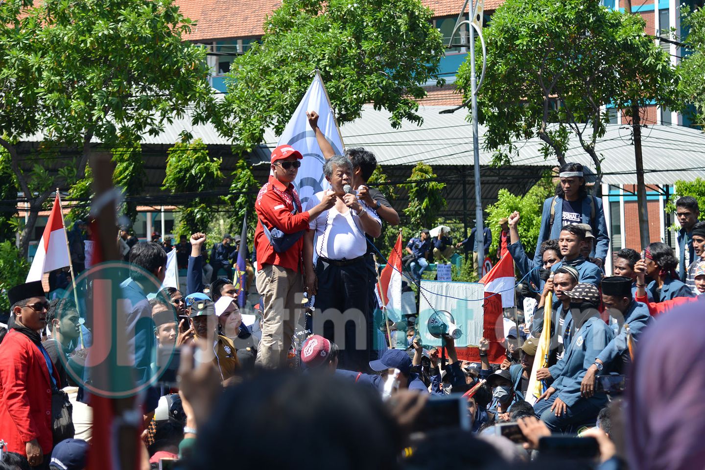JATIMNET.COM, Surabaya - Kusnadi menemui mahasiswa yang melakukan aksi di depan Gedung DPRD Jawa Timur. Rabu, 25 September 2019.