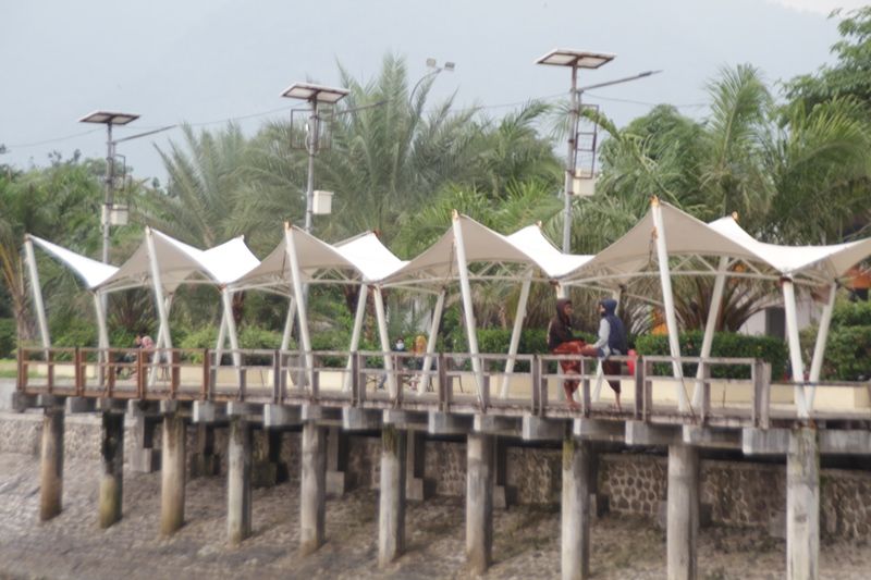TENDA PENEDUH. Deretan tenda peneduh di bibir Pantai Bletok, Kec. Bungatan, Situbondo. Foto: Hozaini
