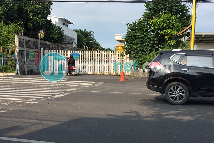 PABRIK SAMPOERNA: Direktur PT HM Sampoerna (Tbk) Elvira Lianita mengatakan telah menghentikan sementara kegiatan produksi rokok di pabrik Rungkut 2, Rungkut Industri, Surabaya. Fotografer: Baehaqi
