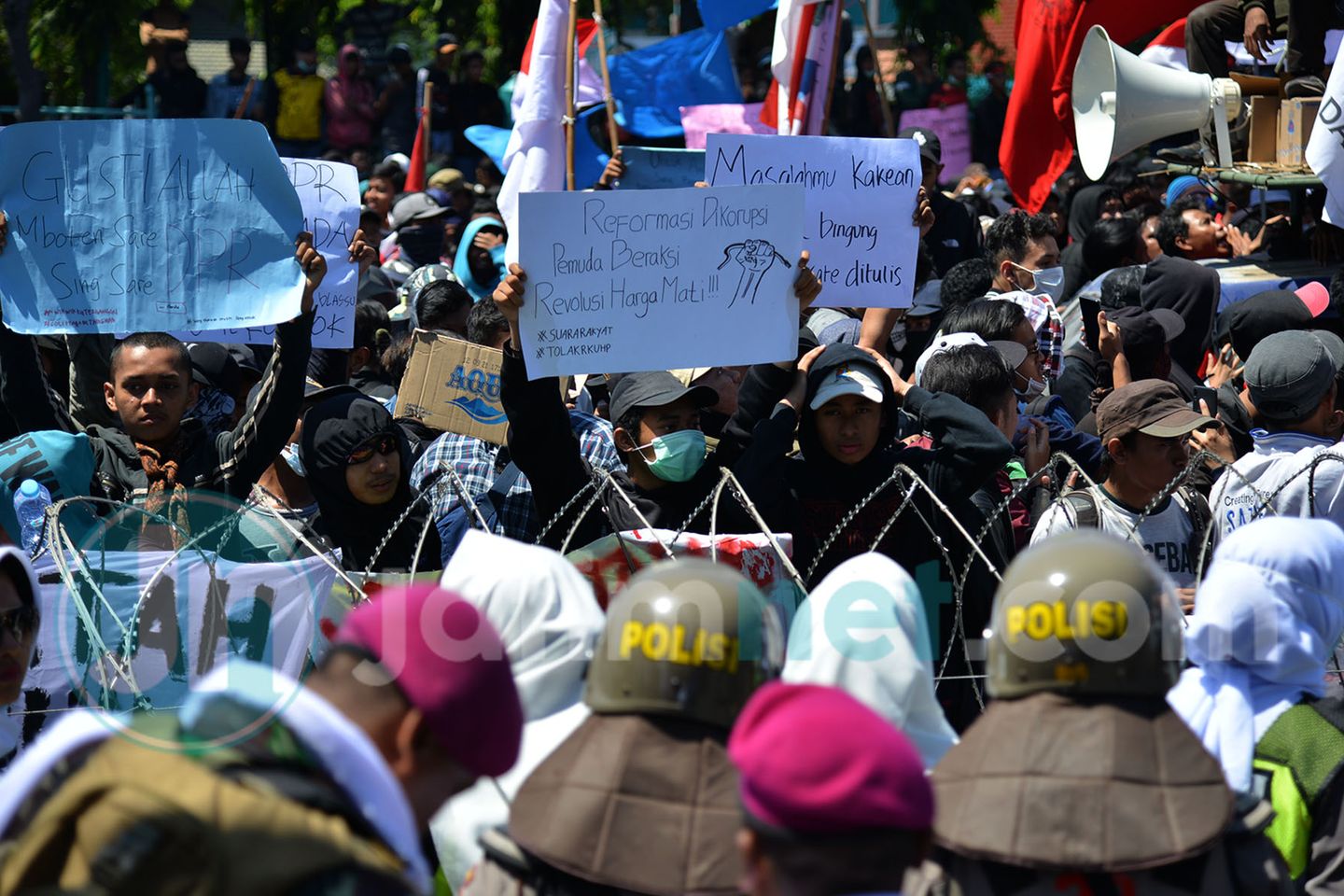 Sejumlah elemen mahasiswa turun ke jalan melakukan aksi di depan Gedung DPRD Provinsi Jawa Timur.