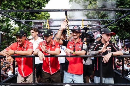 Para pembalap MotoGP menyambut sapaan warga yang memadati tepai jalan sepanjang rute Riders Parade MotoGP, Rabu, 1 Oktober 2025. Dok: Mandalika Grand Prix Association (MGPA)