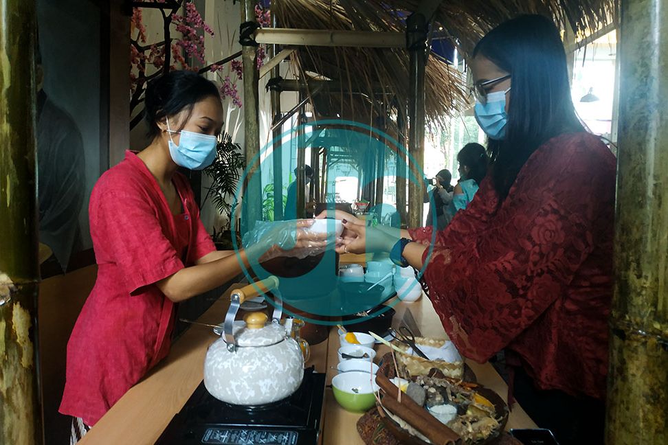 PENIKMAT: Salah seorang pengunjung yang menikmati penyajian menu berbagai masakan dan makanan juga minuman dari Quest Hotel Darmo Surabaya dalam rangka ‘Nusantara Food Questival’ Selasa 26 Januari 2021. Fotografer: Restu
