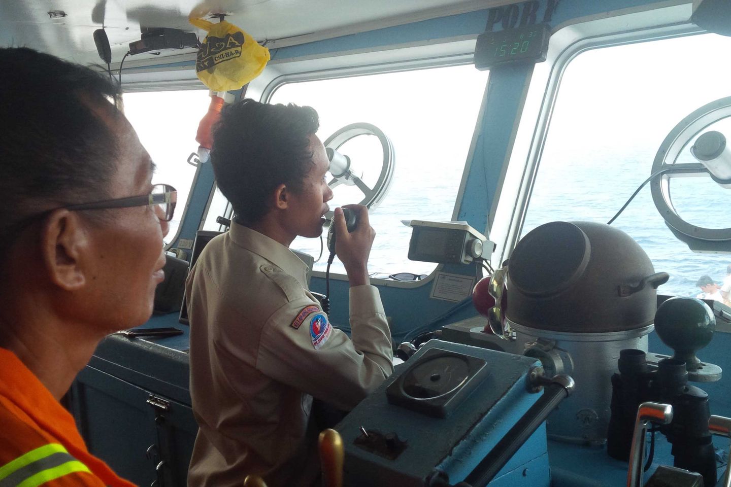 KRU KAPAL. Mualim 1 KMP Yunicee Muhammad Ginanjar Putra (memegang mikrofon) berkoordinasi dengan kru kapal lain saat menyeberangi Selat Bali dalam masa mudik Lebaran 2019. Foto: Ahmad Suudi