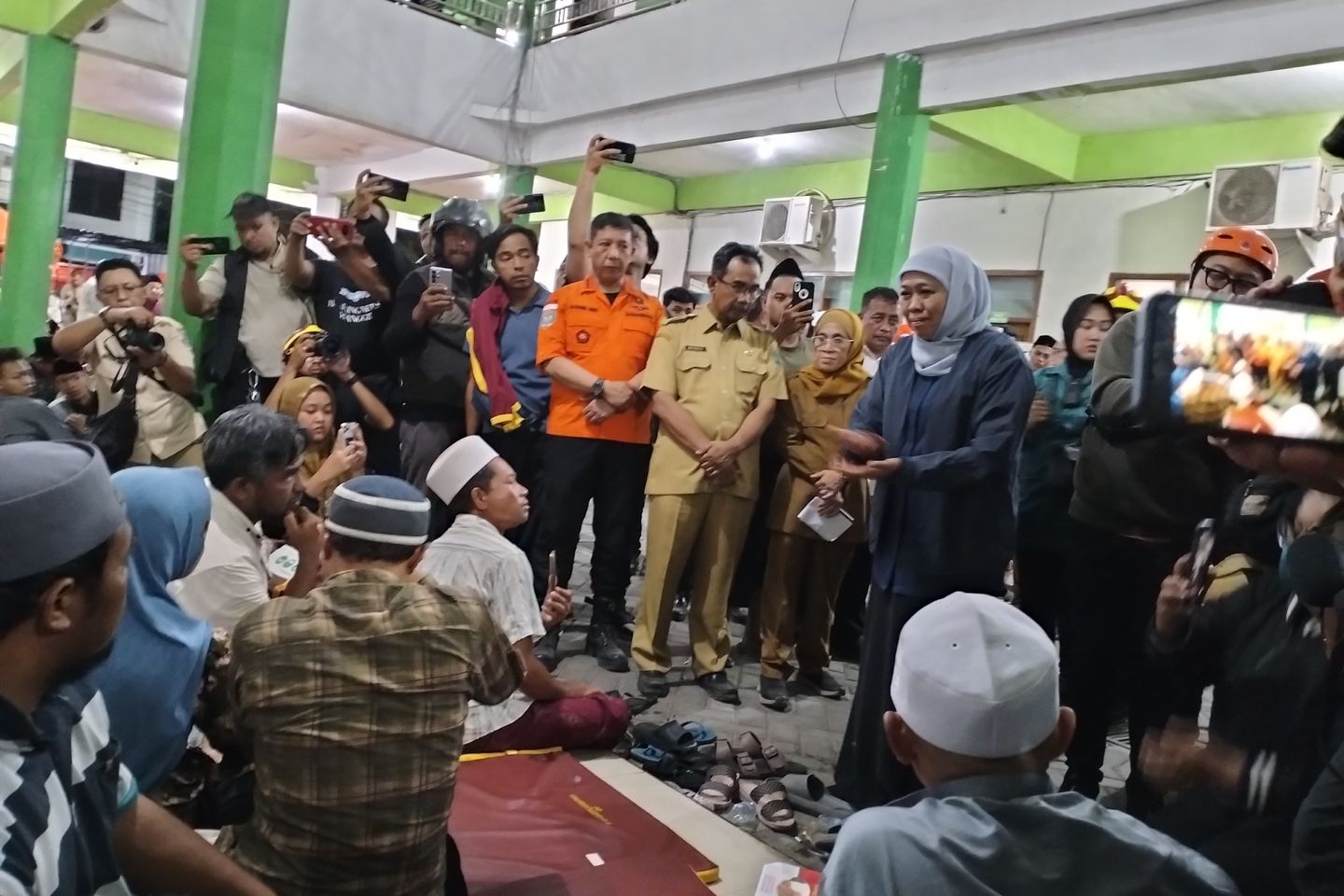Gubernur Jatim Khofifah Indar Parawansa menemui para wali santri yang menunggu di Ponpes Al Khoziny, Selasa dini hari, 30 September 2025. Foto: Humas Pemprov Jatim