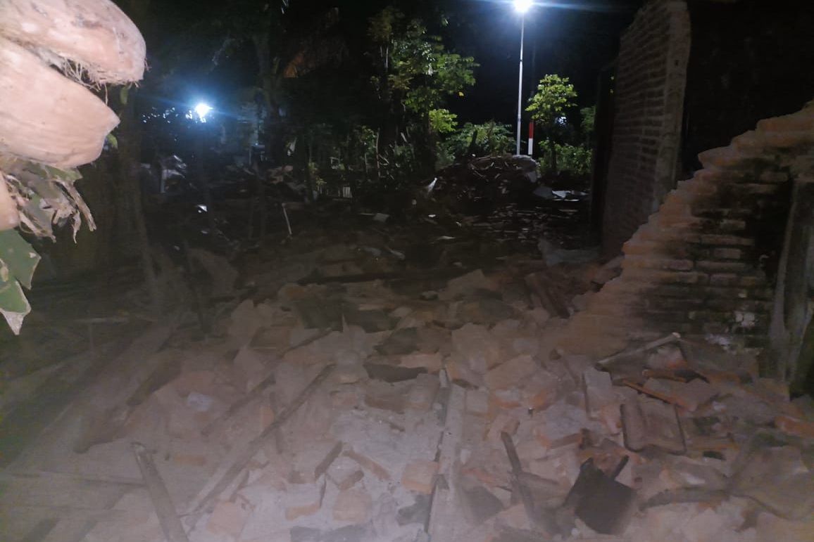 Dinding rumah warga di Kec. Wongsorejo, Kab. Banyuwangi ambrol akibat gempa, Kamis, 25 September 2025. Foto: BPBD Banyuwangi