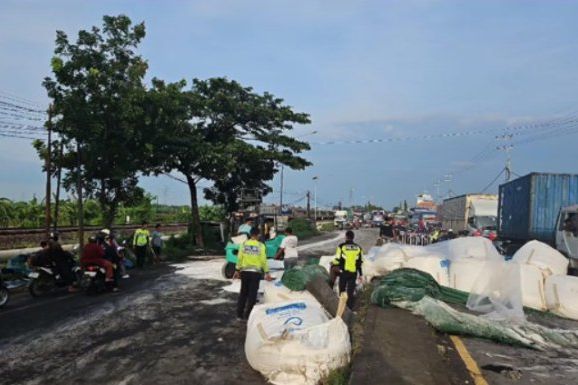 38 Ton Gula Pasir Tumpah di Jalan Nasional Lamongan-Gresik, Ini Penyebabnya