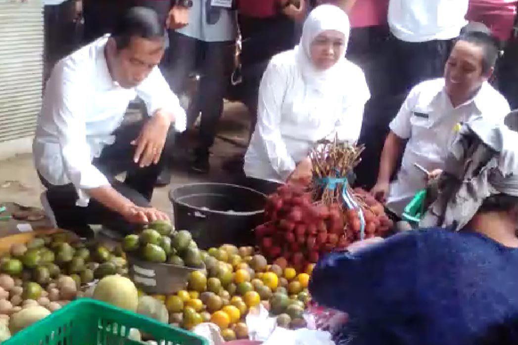 Jokowi Beli Kedondong dan Tomat di Pasar Tradisional Probolinggo