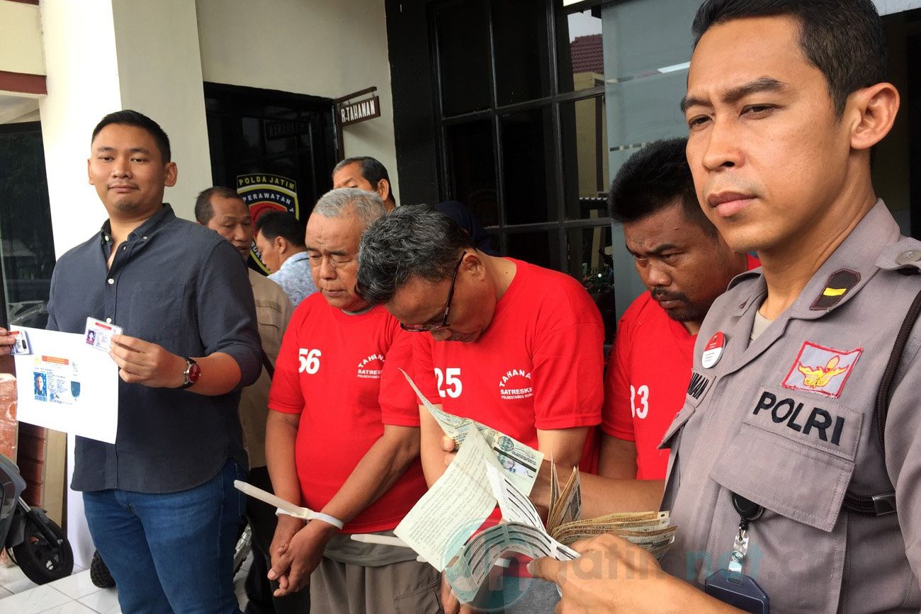 Tiga Komplotan Pembuat SIM Palsu Diamankan Polrestabes Surabaya