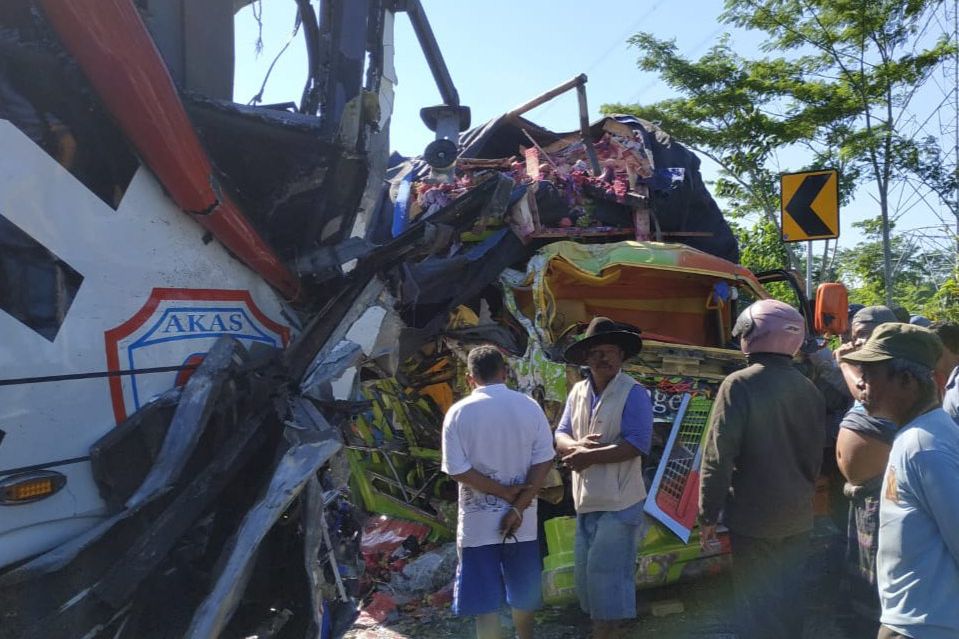 Bus Probolinggo Hantam Truk, Sopir Meninggal 10 Penumpang Terluka
