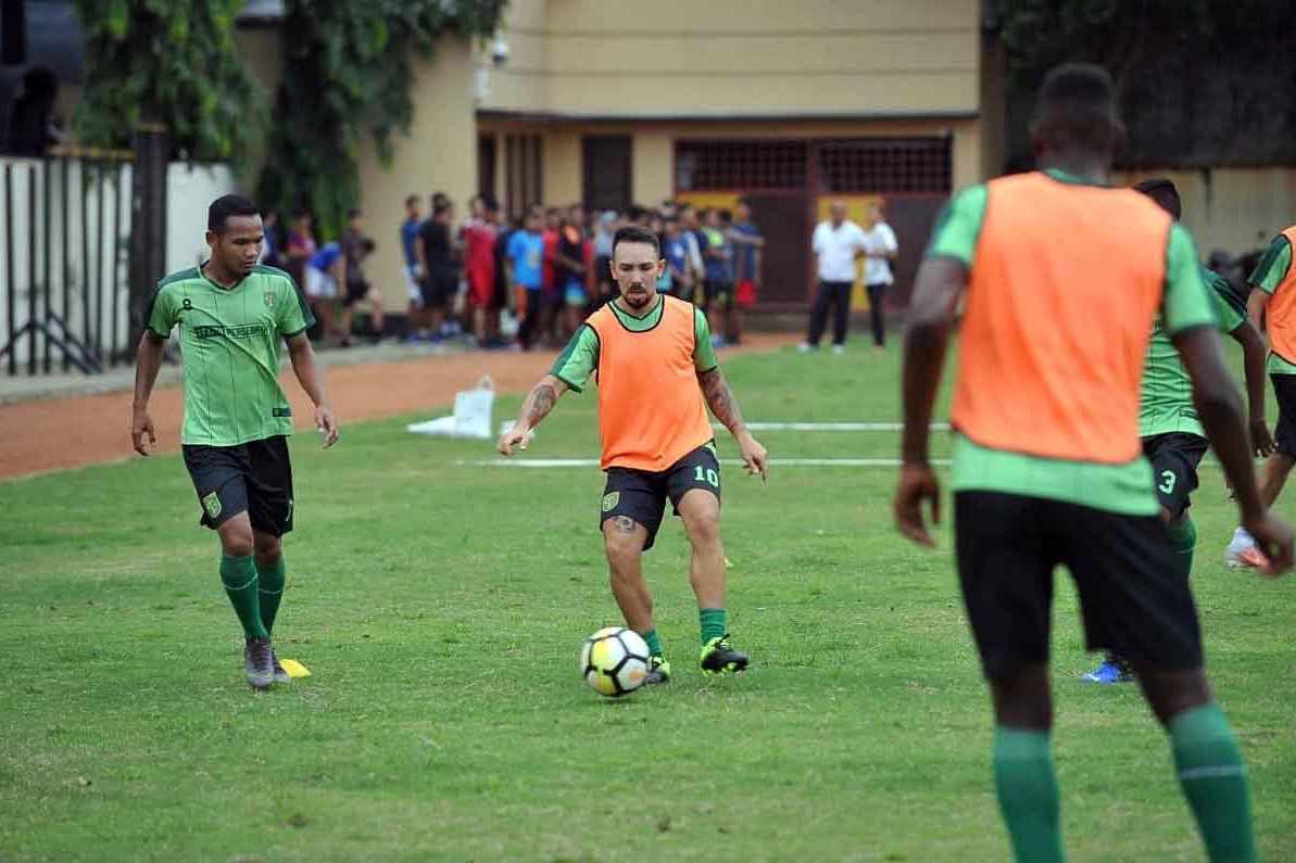 Lini Belakang Persebaya Belum Teruji