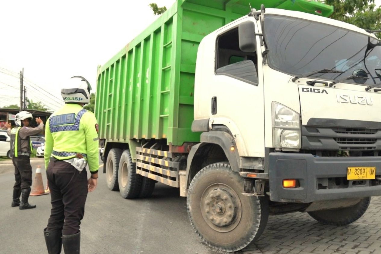 Satlantas Polres Gresik Tindak Puluhan Angkutan Barang Melanggar Jam Operasional 