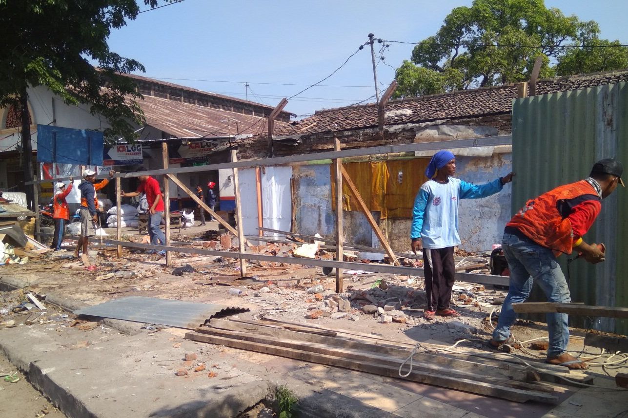 Kembangkan Stasiun Madiun, PT KAI Bongkar Bangunan Liar Milik Warga