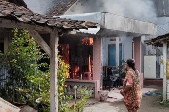 Rumah Warga Desa Terusan Gedeg Mojokerto Terbakar, Ruang Tamu Ludes