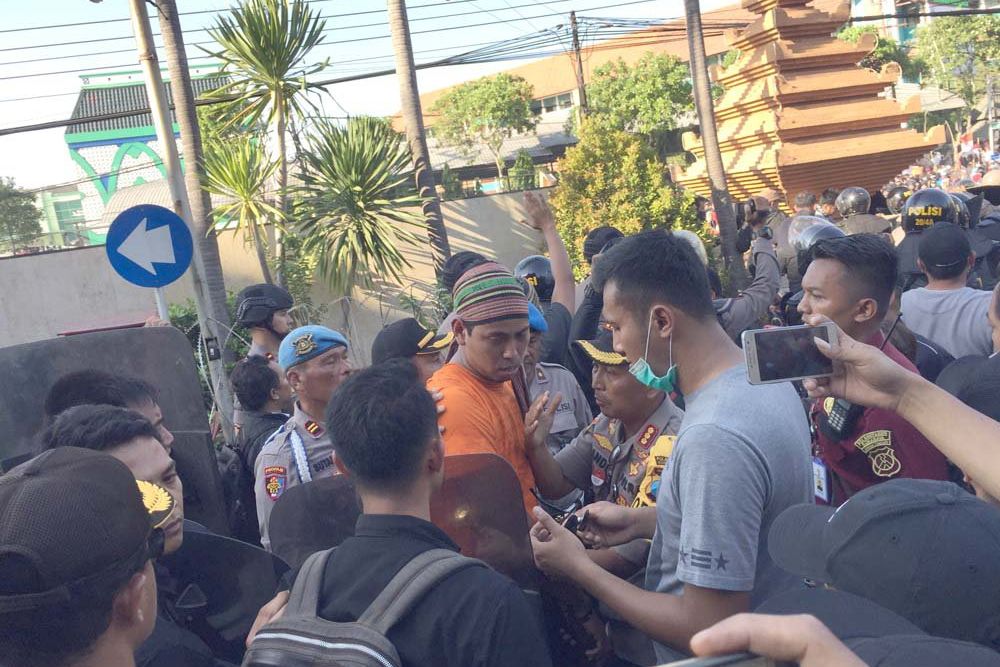 Polisi Amankan Dua Provokator dalam Aksi Demo di Depan DPRD Jatim