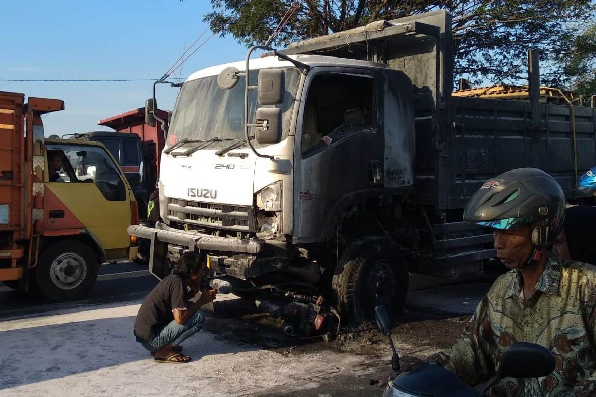 Tabrak Truk, Seorang Biker Tewas dan Motor Terbakar