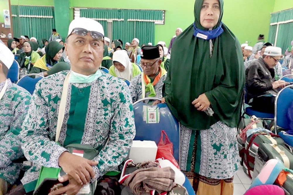 Sembuh Dari Penyakitnya, Jemaah Haji Lamongan Hibahkan Kursi Roda ke Pengurus Masjidilharam