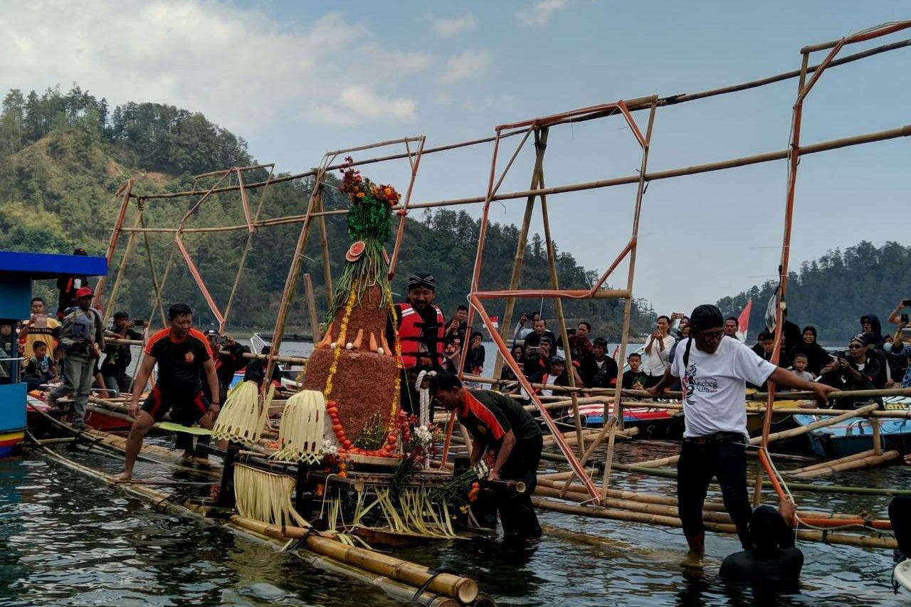 Ipong Pimpin Ritual Larung Sesaji di Telaga Ngebel Ponorogo