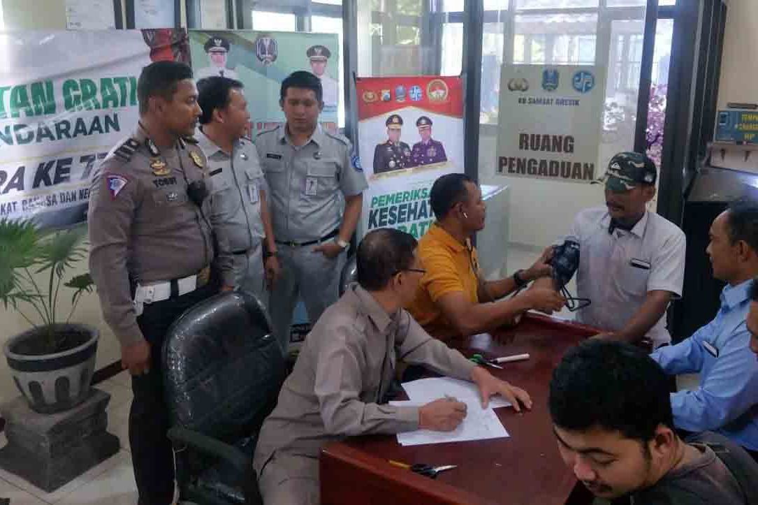 Di Gresik, Bayar Pajak Kendaran Bisa Sekaligus Cek Kesehatan