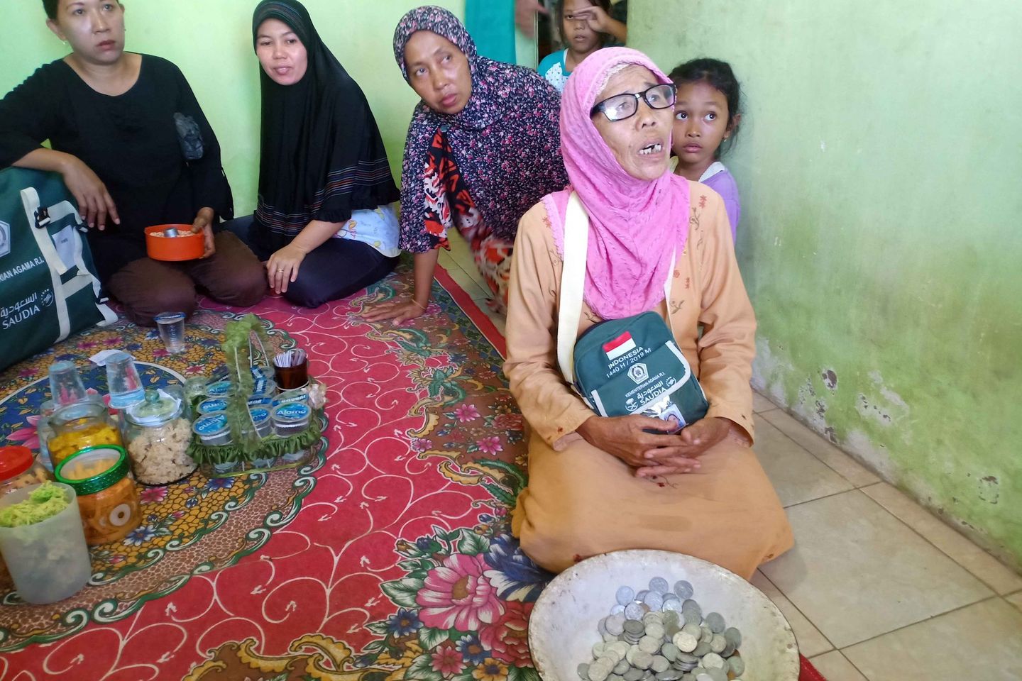 Menabung 10 Tahun, Nenek Penjual Kacang Bisa Pergi Haji