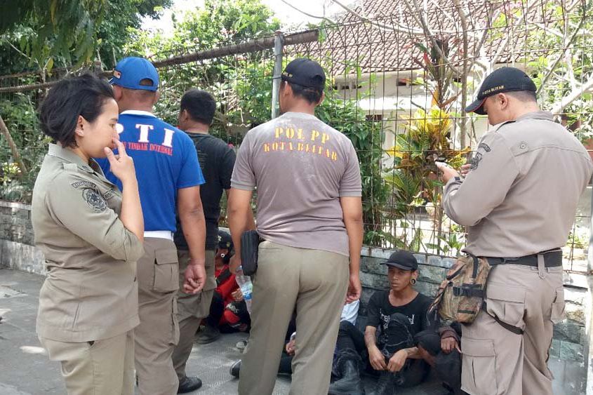 Razia Pengamen, Satpol PP Kota Blitar Amankan Roti Kalung dan Pisau