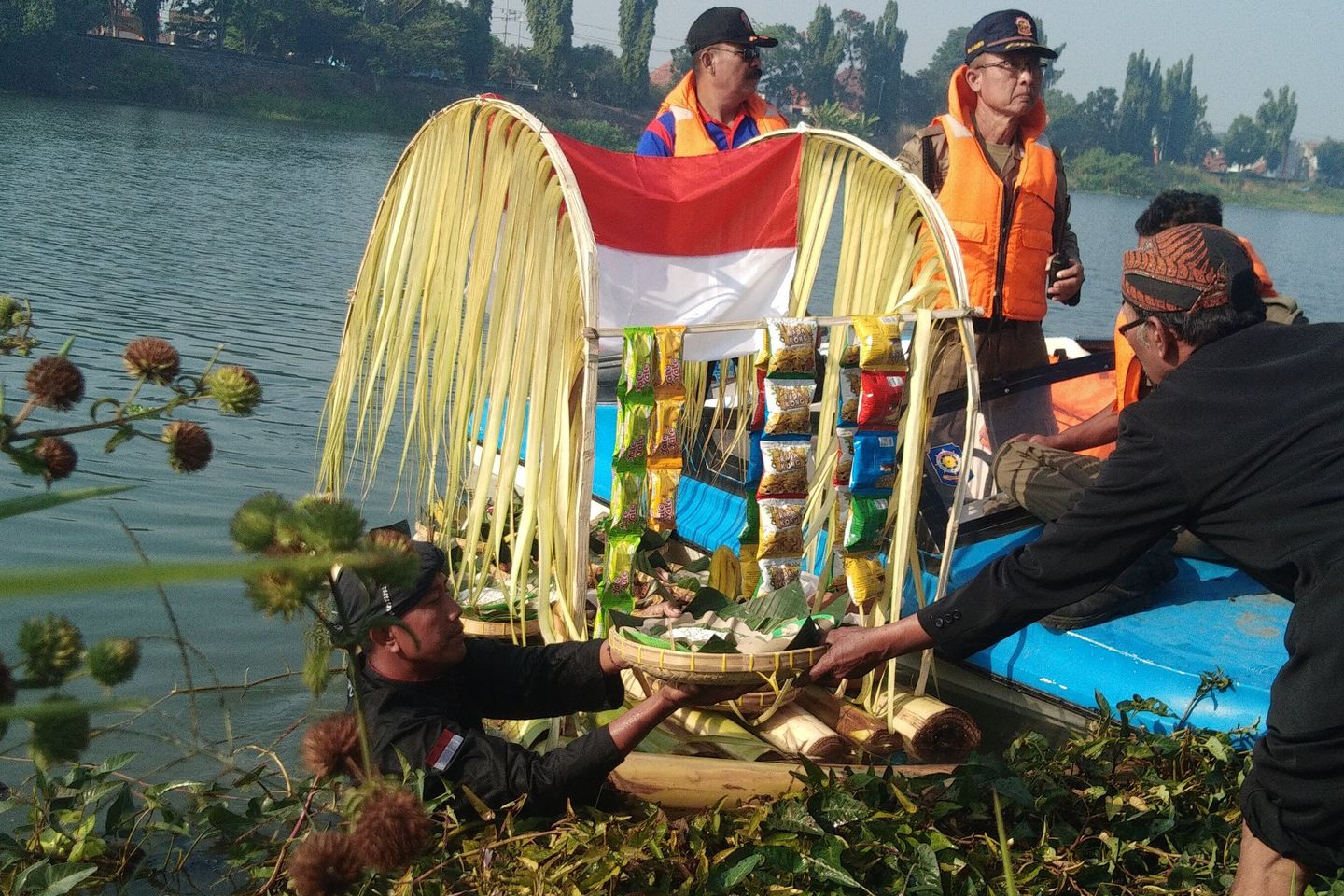 Mojokerto Pertahankan Larung Saji