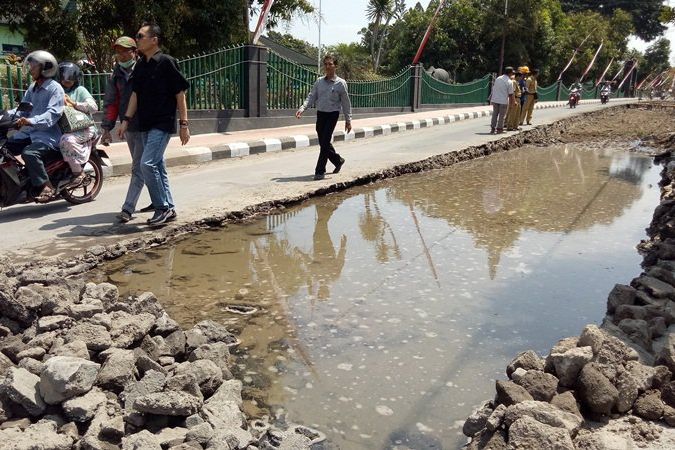 Perbaikan Jalan, Warga Blitar Keluhkan Air PDAM Mati dan Akses Alternatif