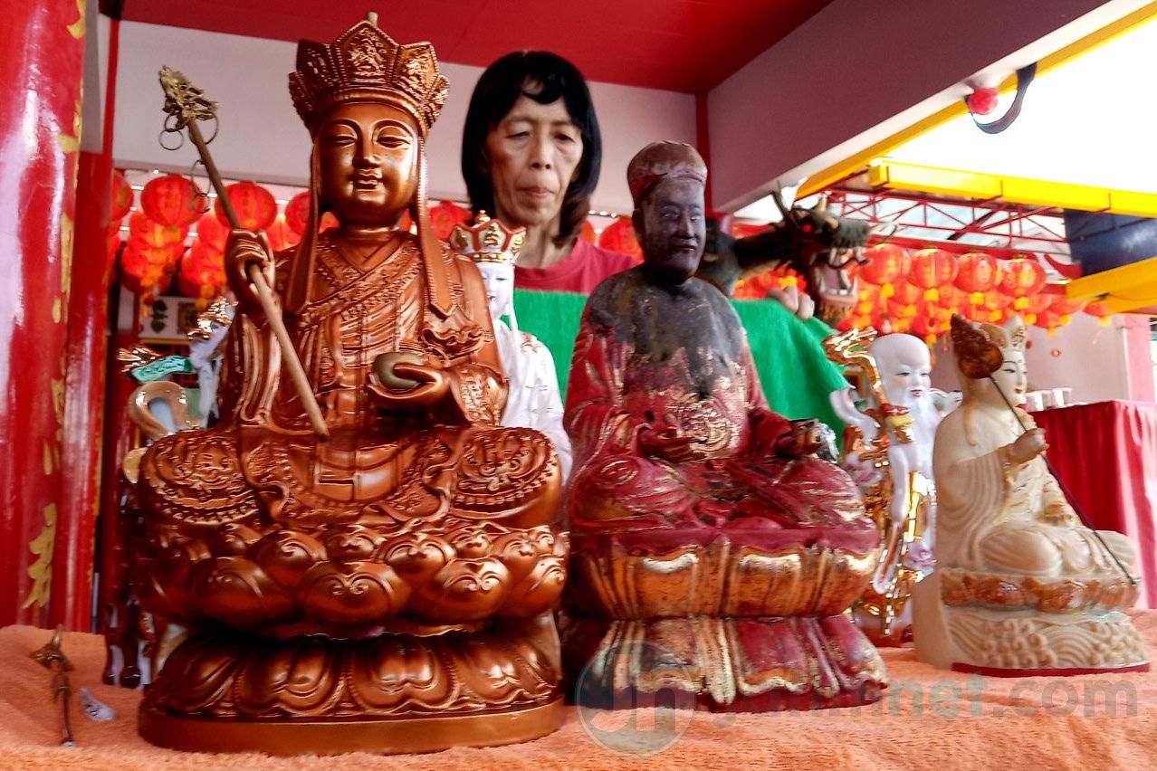 Puluhan Patung Dewa Dimandikan di TITD Pay Lien San Jember