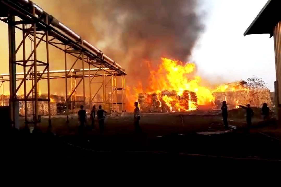 Pabrik Kertas Karton Mekabox di Driyorejo Juga Terbakar