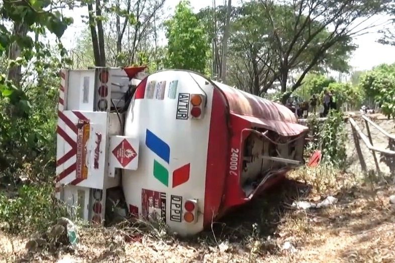 Truk Pengangkut Avtur Tujuan Lanud Iswahjudi Terguling di Saradan Madiun