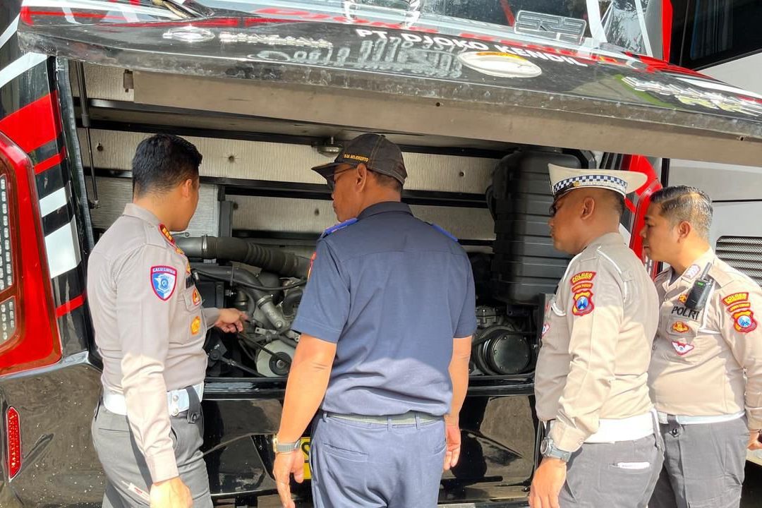 Polres Mojokerto dan Dishub Sidak ke Garasi Bus Cek Kelayakan Kendaraan dan Sopir