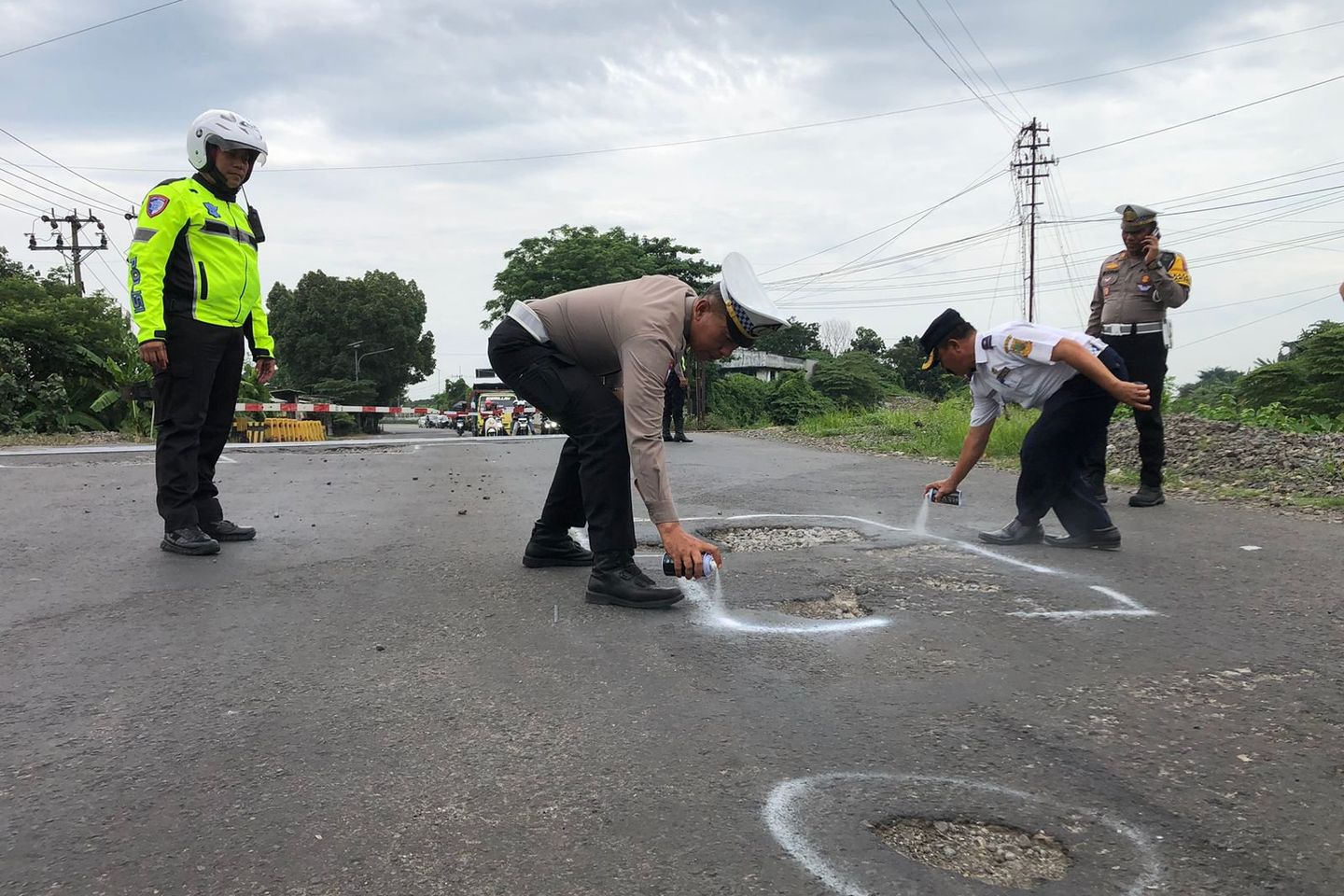 Polisi dan Dishub Kota Mojokerto Beri Tanda Jalan Berlubang di Perlintasan Kereta Api