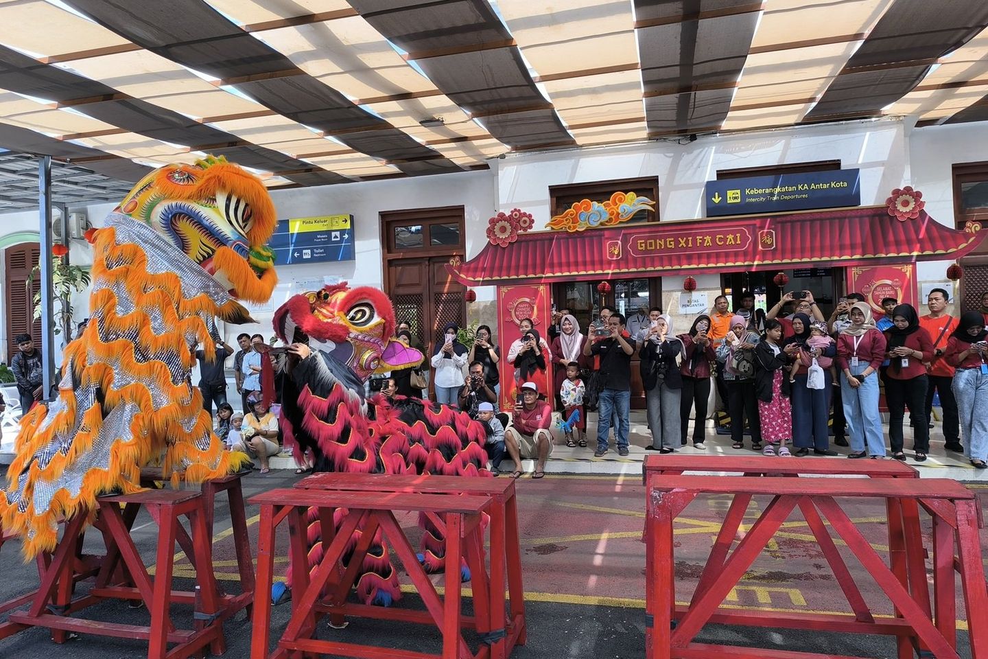 Libur Imlek dan Isra Mikraj, KAI Daop 9 Jember Suguhkan Barongsai dan Diskon Tarif 50 Persen 