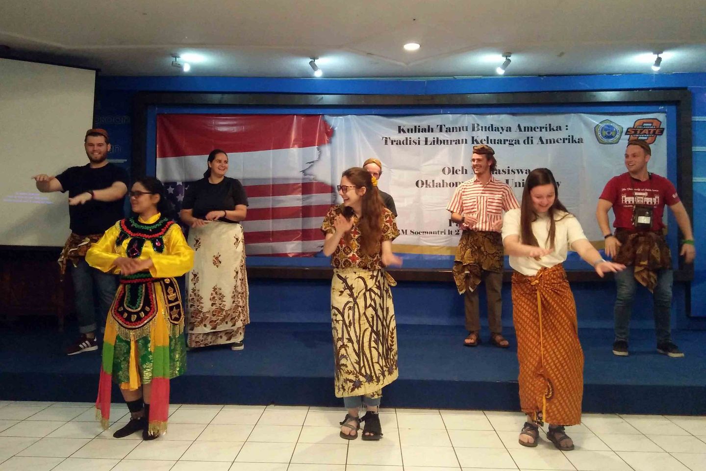 Tujuh Mahasiswa Universitas Oklahoma Belajar Budaya di Unitomo Surabaya